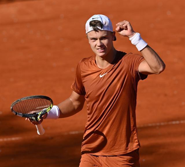 坛一位崭露 坛一位崭露